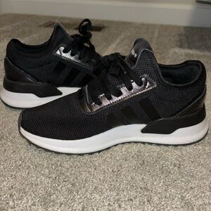 Adidas tennis shoes. Size 7. EUC.